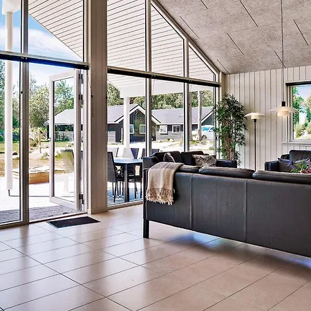 18 Person In Vaeggerlose